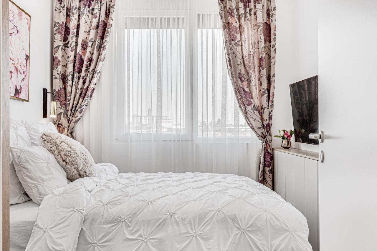 Elegant Apartment Near Afi & Atrium Mall アラド エクステリア 写真